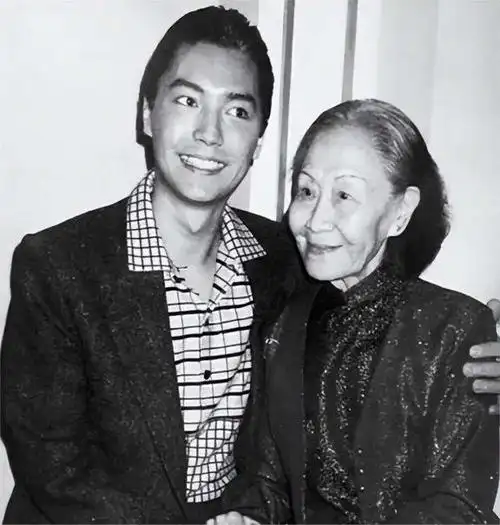 亚洲美男尊龙林青霞为看他一夜不睡73岁无妻无子