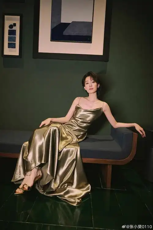 张小斐气质真的好绝短发吊带裙造型性感酷飒
