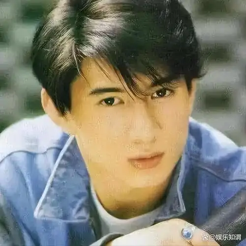 53岁吴奇隆带儿子逛商场,5岁步步帅气可爱,祖孙三代罕见同框