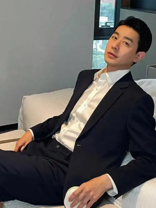 妥妥的霸道总裁气质97跟宋承宪,赵寅成一样大叔气质的出圈#六