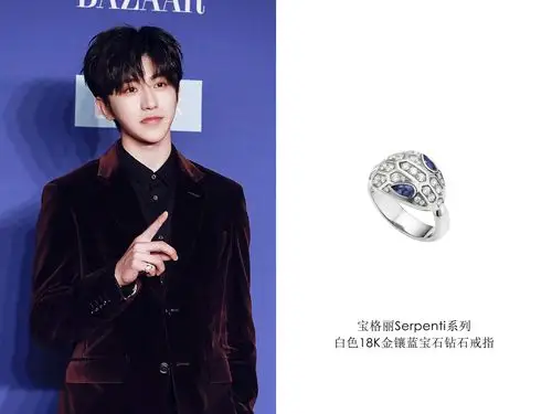 蔡徐坤以酒红色西装搭配宝格丽serpenti系列戒指,在蓝宝石与钻石的