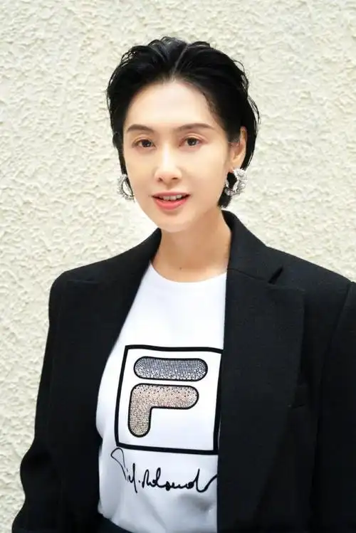 曾经的紫霞仙子朱茵,一身黑色网红西装干练利落,挂耳短发酷毙了