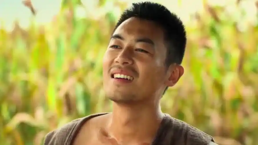 红高粱小弟打趣余占鳌你这是看上九儿姑娘了直接带她回家呗