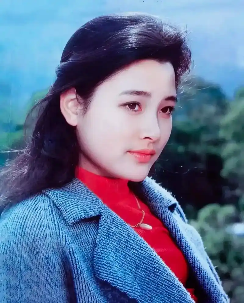 陈冲,1961年4月26日出生于中国上海市,身高165cm,体重51kg.