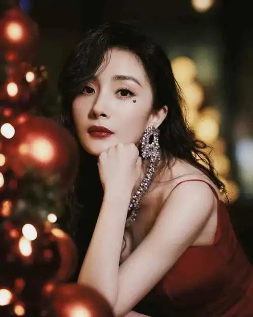 杨幂真的太适合红色了红色吊带裙搭配大波浪真的是一笑百媚生