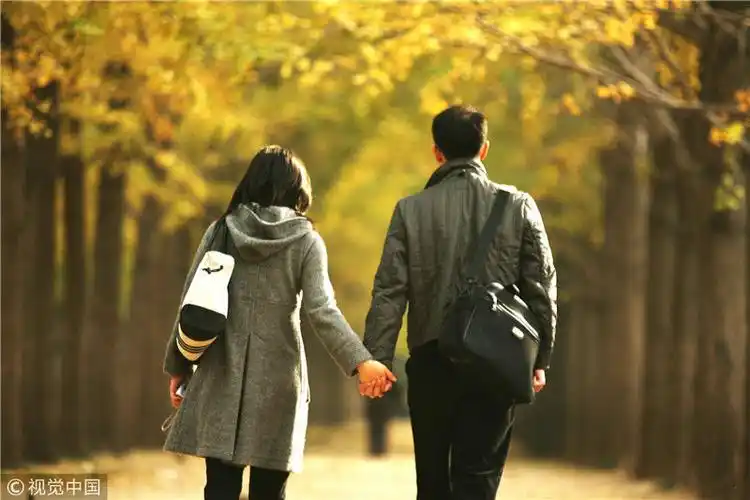 情人节临近情侣奔赴网红地拍照秀恩爱