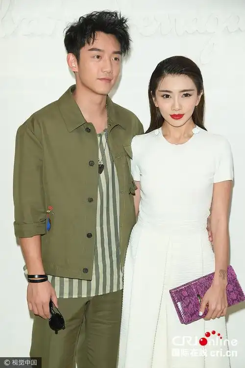 郑恺携女友程晓玥米兰看秀搂腰微笑大秀恩爱