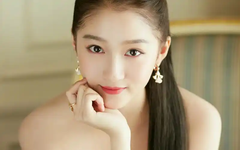 关晓彤裸色纱裙写真桌面壁纸