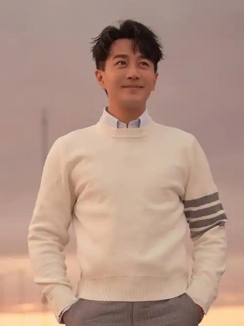 原创刘恺威46岁生日太冷清毛衣配衬衫帅回巅峰期状态不输小鲜肉