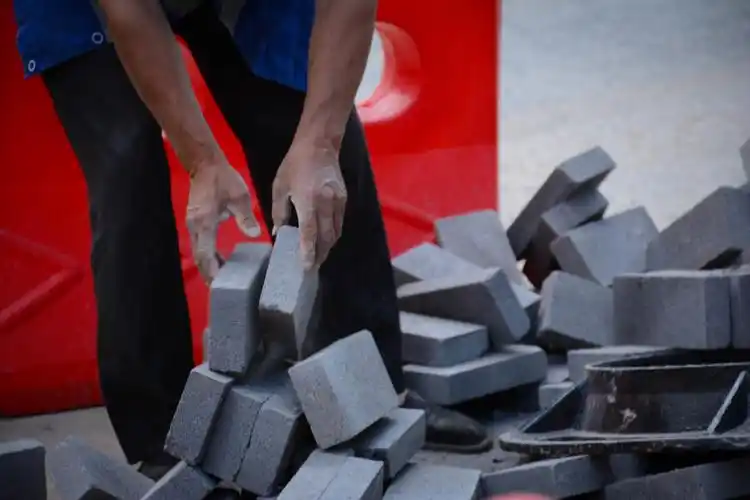 搬砖工作中的冯师傅.