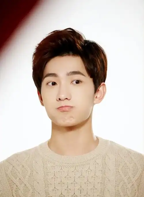 杨洋个人资料简介(军艺出身,根红苗正,三十而立的杨洋配成为"顶流")