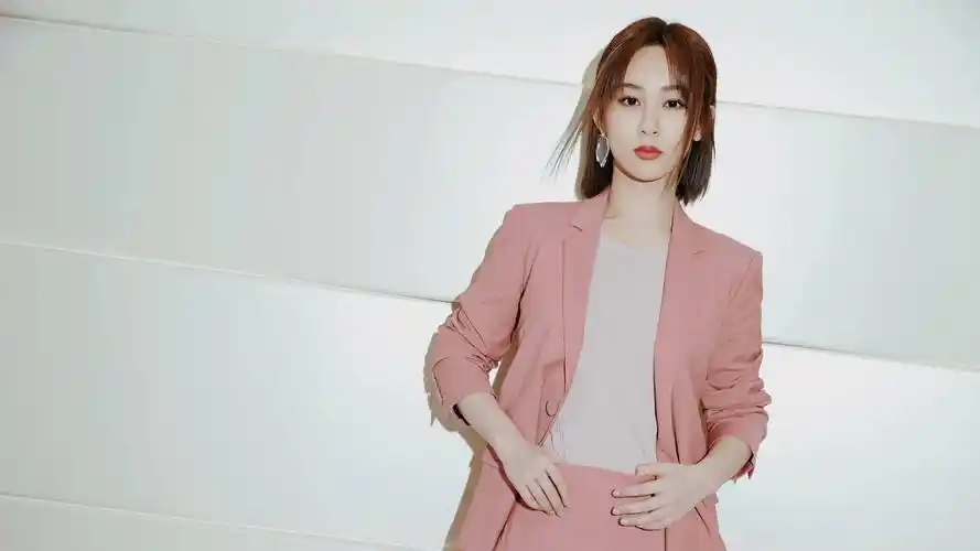 正能量偶像杨紫,曾被前辈说丑劝转行,如今已是娱乐圈上层.