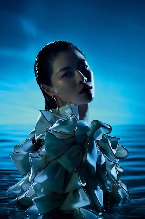 钟楚曦性感魅惑时尚杂志写真大片