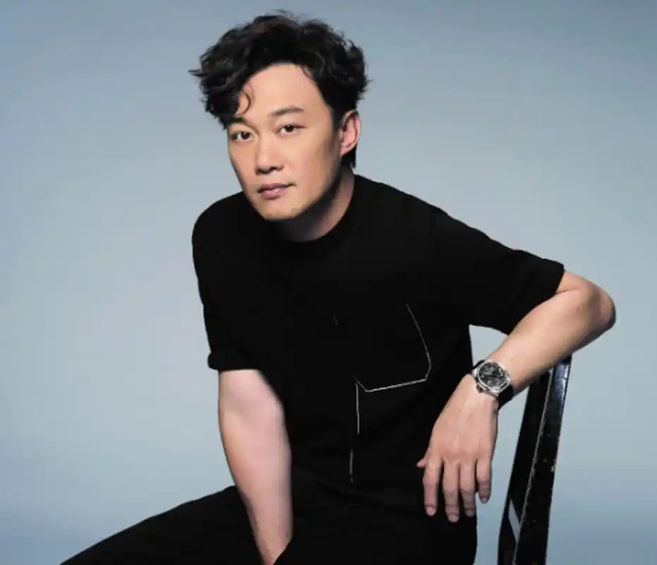 陈奕迅深圳独自坐地铁似路人,乘客低头玩手机无人理,遭嘲已过气 爱你