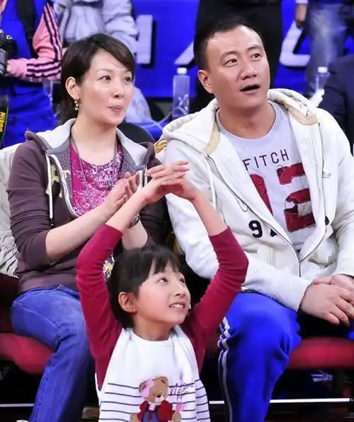 52岁胡军与妻子生活照曝光两人是初恋女儿已长成大美人