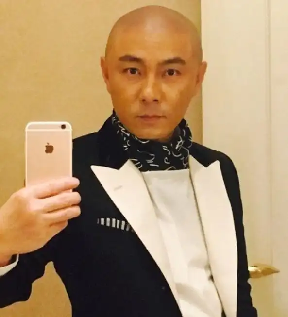 张卫健光头22年全因一句嘲讽昔日长发照被夸帅得像鹿晗