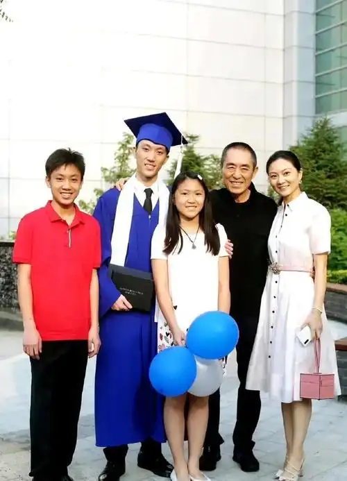 张艺谋参加儿子毕业典礼21岁儿子五官英俊与奥巴马女儿是同学