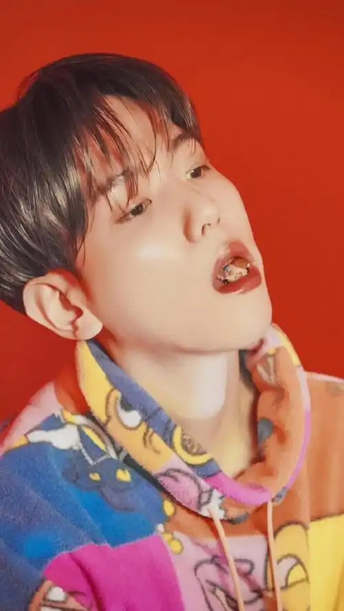 阳光干净男孩边伯贤可爱搞怪写真