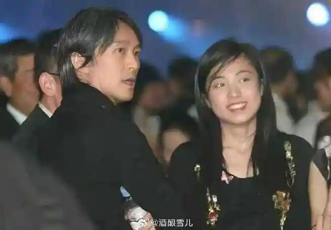 才过完62岁生日的周星驰6月26日被媒体曝光现身上海,近年来甚少公开