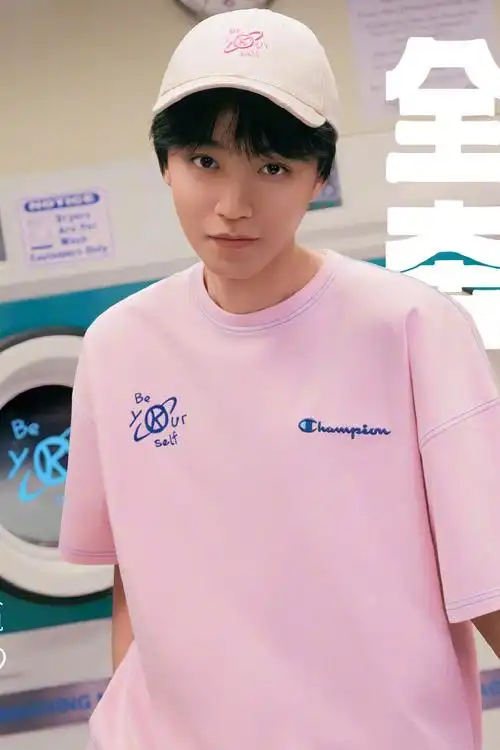 王俊凯夏季穿搭#    王俊凯夏季穿搭96主打的就是一个清爽帅气!