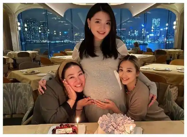 李嘉颖第三胎孕照曝光与富豪老公已生两儿好友透露又是男孩