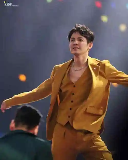 这是小哇西装真空马甲的开始吗@钟汉良    #钟汉良电视剧亦舞之城#zhl