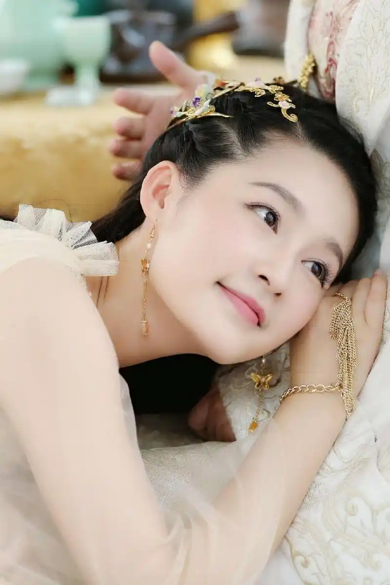 李沁个人简介(事实证明,聪明的李沁,在演艺道路上早已做出选择)