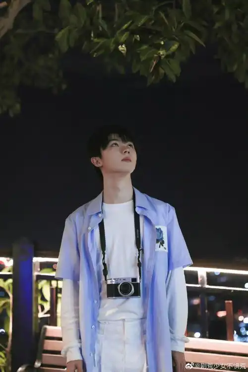 马嘉祺玩水枪花絮照