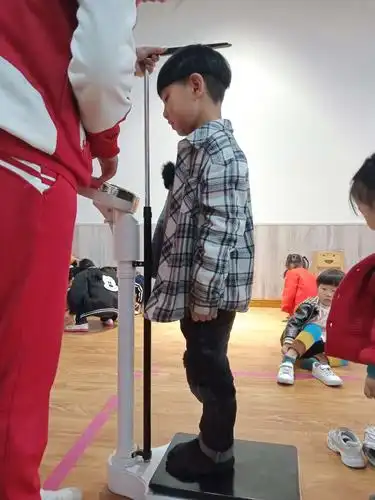 测量身高体重,关注幼儿健康
