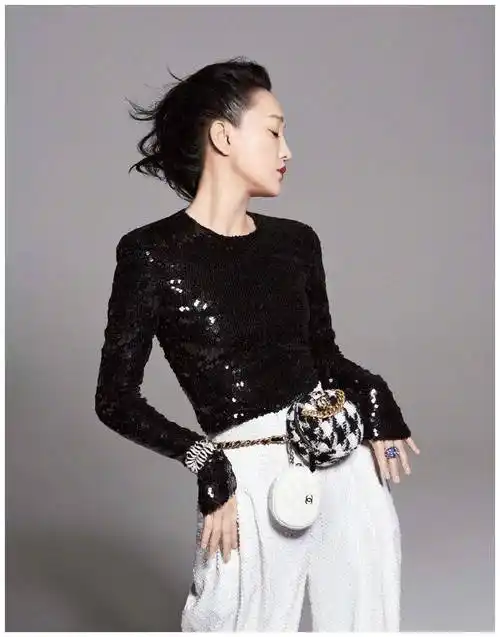 原创周迅不愧是精灵女孩玫红色也能穿出时尚感手上包包更洋气