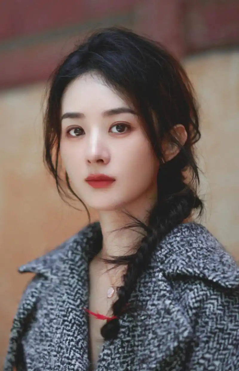 赵丽颖的五官精致,立体感强,面容清秀,嘴唇娇嫩,让人忍不住为她着迷.