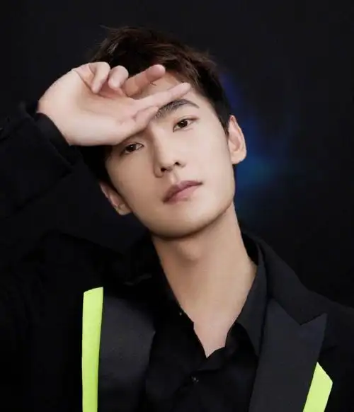 影视男星杨洋时尚写真:英俊潇洒,气质不凡