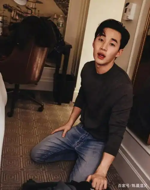 刘宪华半夜裹浴巾赤身晒八块腹肌照,太有料了!