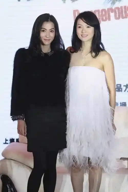 40岁的张柏芝和41岁的章子怡素颜同框,她俩不仅仅身高差不多,仅有1