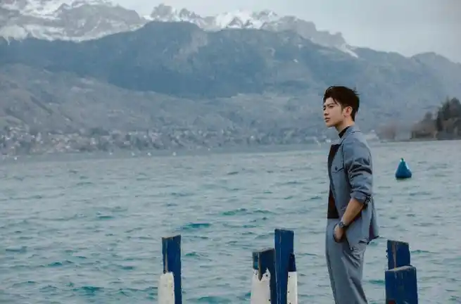 蔡徐坤蓝色套装海边随拍#蔡徐坤海边大片释出~蓝色工装套装造型快飒