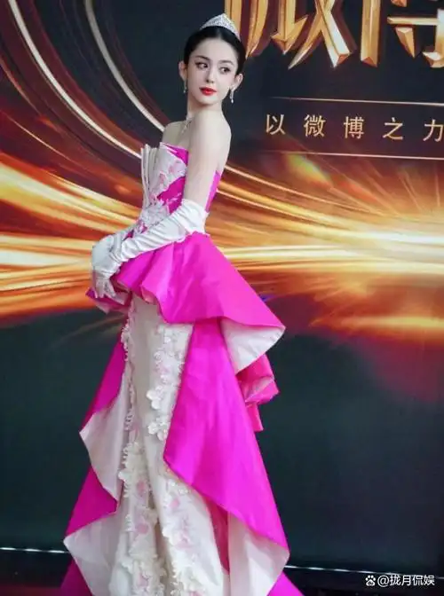 微博之夜古力娜扎惊艳亮相,粉色长裙引热议,网友:美得像公主!