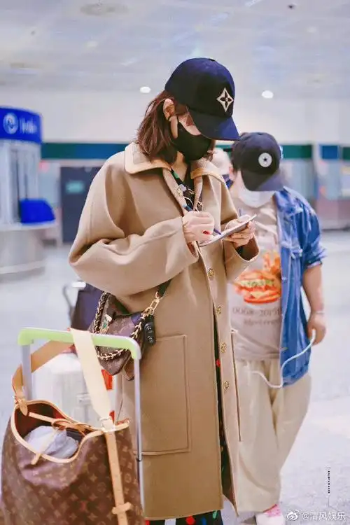 波点睡衣套装 卡其色大衣造型,状态好棒啊,期待新行程#宋茜米兰抵达