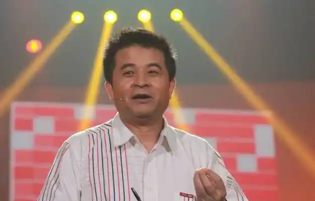 65岁毕福剑近照老态龙钟满脸老年斑两鬓斑白网友真成姥爷了