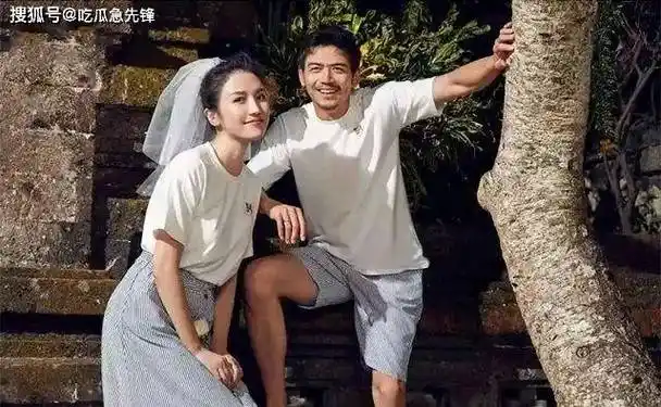 原创杨烁一家三口同框出游杨烁男人味爆棚娇妻宛如18岁少女一家三口