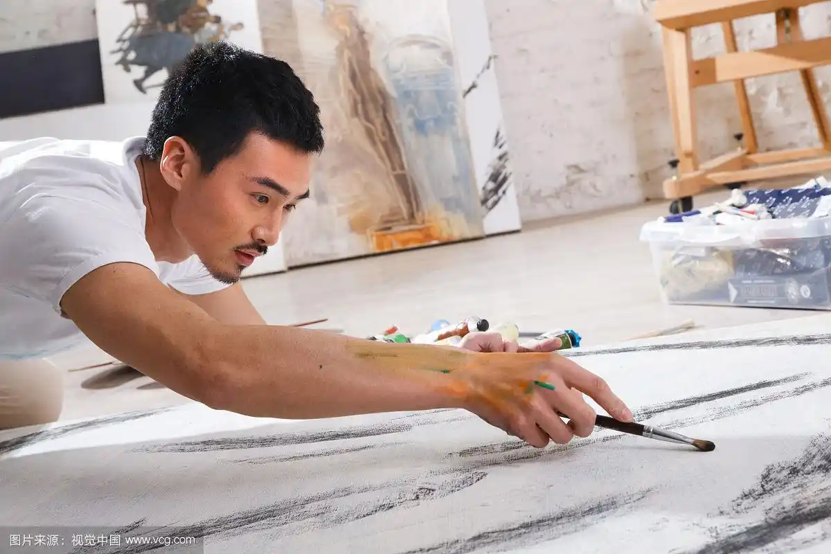 一个男画家在画室里创作