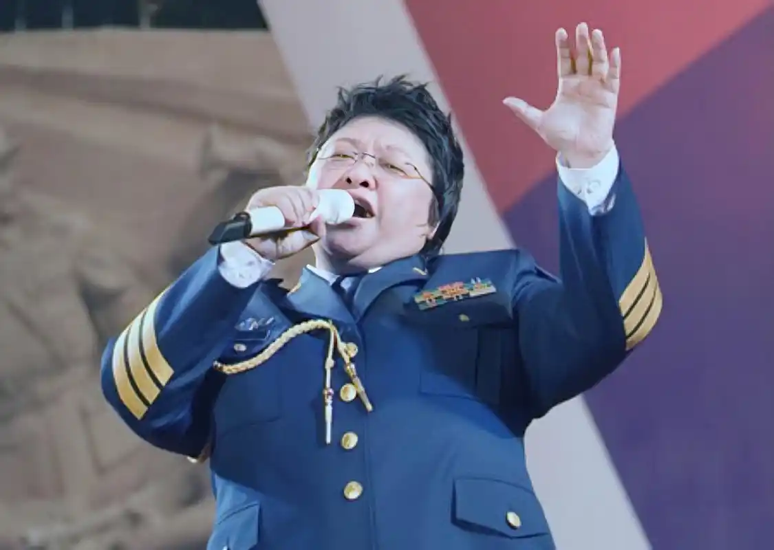 韩红,是表现出色的空军大校,是家喻户晓的著名女歌手.