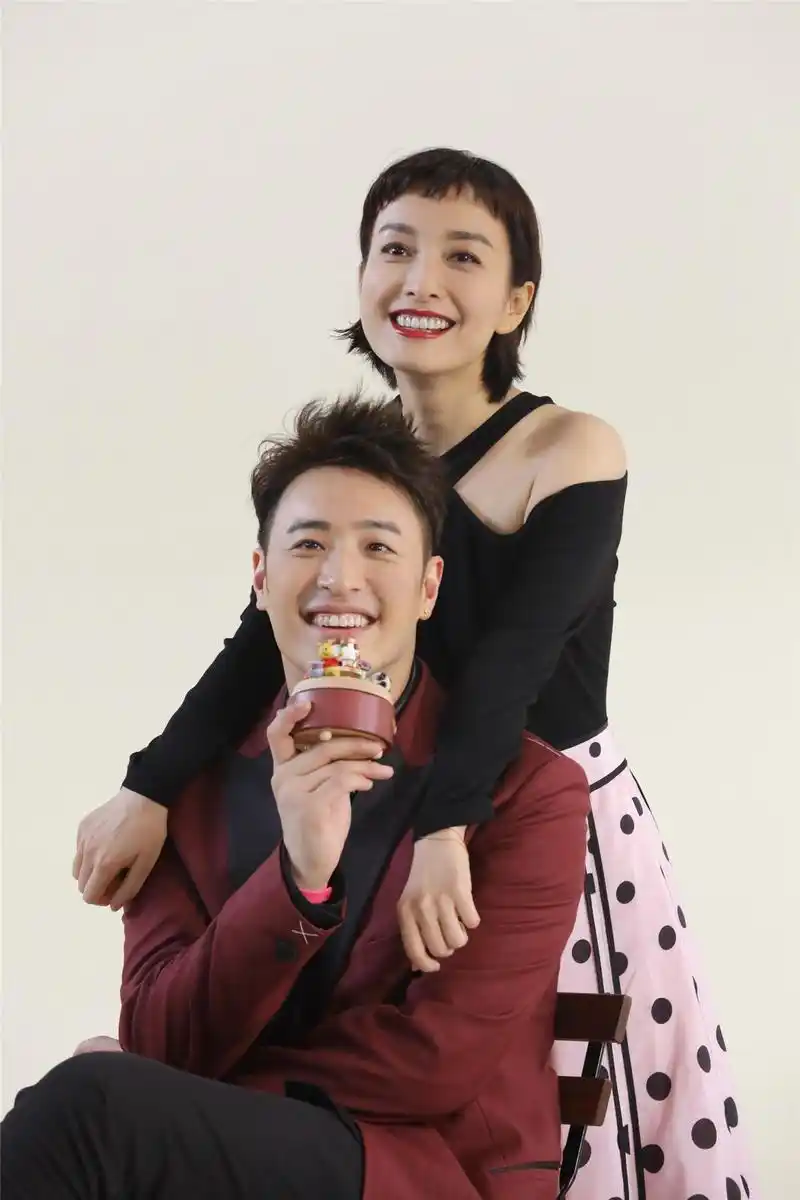 《我们相爱吧》潘玮柏在兄弟团面前秀恩爱 直言最爱吴昕鼻子!