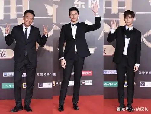 微博之夜颁奖现场,刘烨不会比心引尴尬,幸好杨幂紧急救场