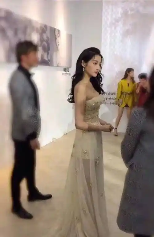 关晓彤深夜晒照别光看性感抹胸其实柜子反光才是重点