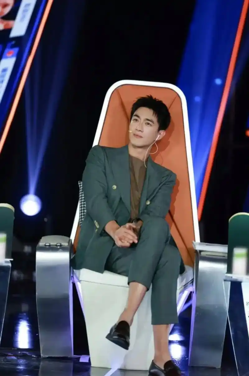 有人说林更新这种西装配"豆豆鞋"再露一截肉的穿法看起来很low.