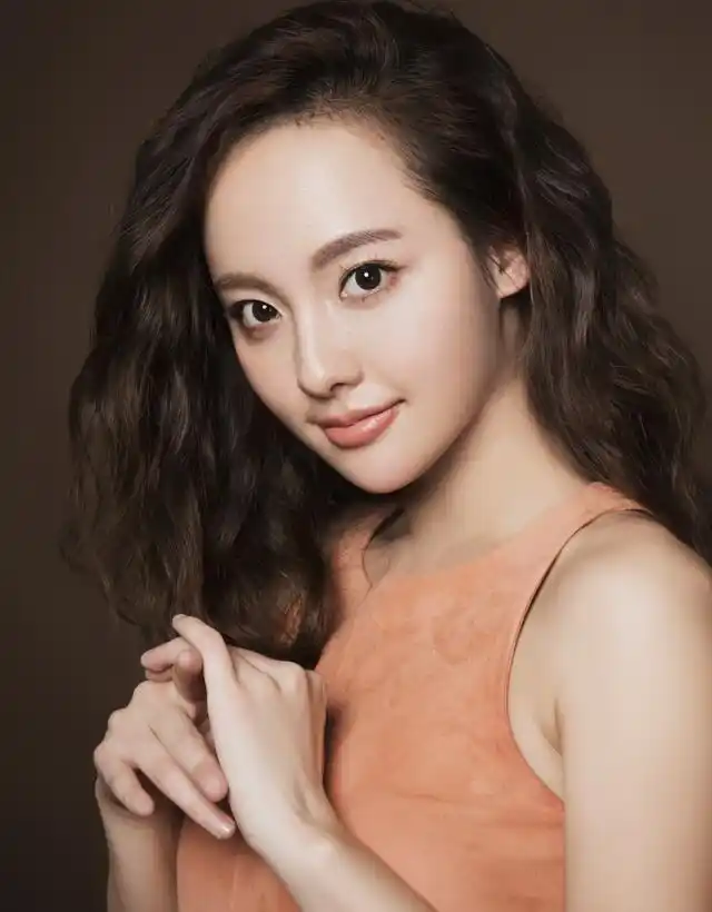 20岁出演琼瑶剧而一炮而红四川最美的女明星现如今嫁入豪门