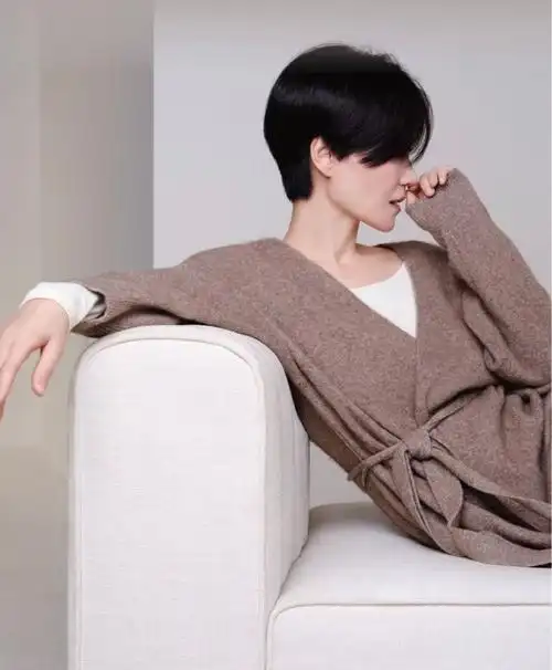 51岁王菲终于复工了剪短发侧脸超a