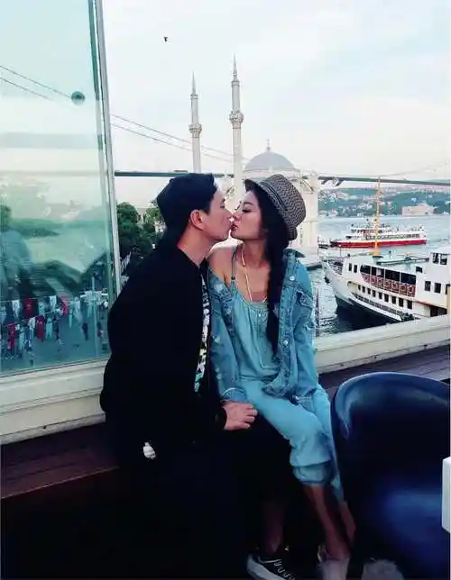 安以轩与老公浪漫游土耳其,夫妻俩甜蜜拥吻撒狗粮庆结婚一周年