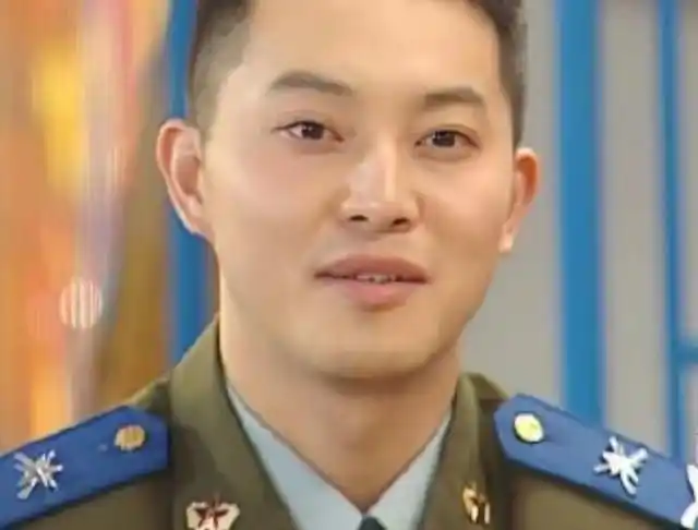 沙溢晒证件照,军艺校草师弟在线互动,我却被杨洋旧照迷住了