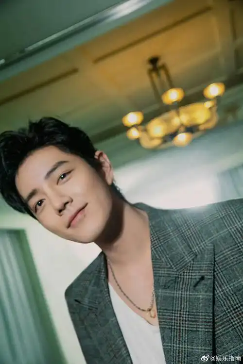 背景大屏放肖战的照片,是让母校骄傲的存在啊